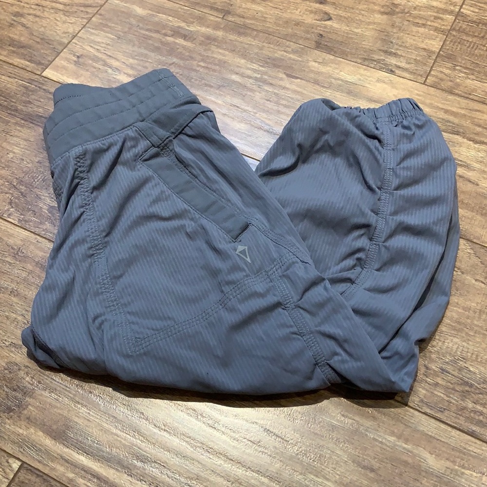 Ivivva studio crop capris in grey